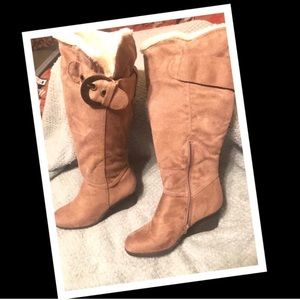 Tan knee-high cream boots with fur lining